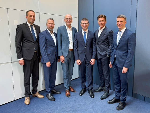 Dr. Alexander Leißl (v.l.), Vorstandsmitglied GVB, Helmut Wiedemann, BÄKO München, Altbayern und Schwaben eG, Albert Griebl, VR-Bank Rottal Inn eG, Dr. Gerhard Walther, VR-Bank Mittelfranken Mitte eG, Dr. Wolfgang Seel, VR-Bank Neu-Ulm eG, Stefan Müller, Präsident GVB. Dr. Alexander Leißl (v.l.), Vorstandsmitglied GVB, Helmut Wiedemann, BÄKO München, Altbayern und Schwaben eG, Albert Griebl, VR-Bank Rottal Inn eG, Dr. Gerhard Walther, VR-Bank Mittelfranken Mitte eG, Dr. Wolfgang Seel, VR-Bank Neu-Ulm eG, Stefan Müller, Präsident GVB.