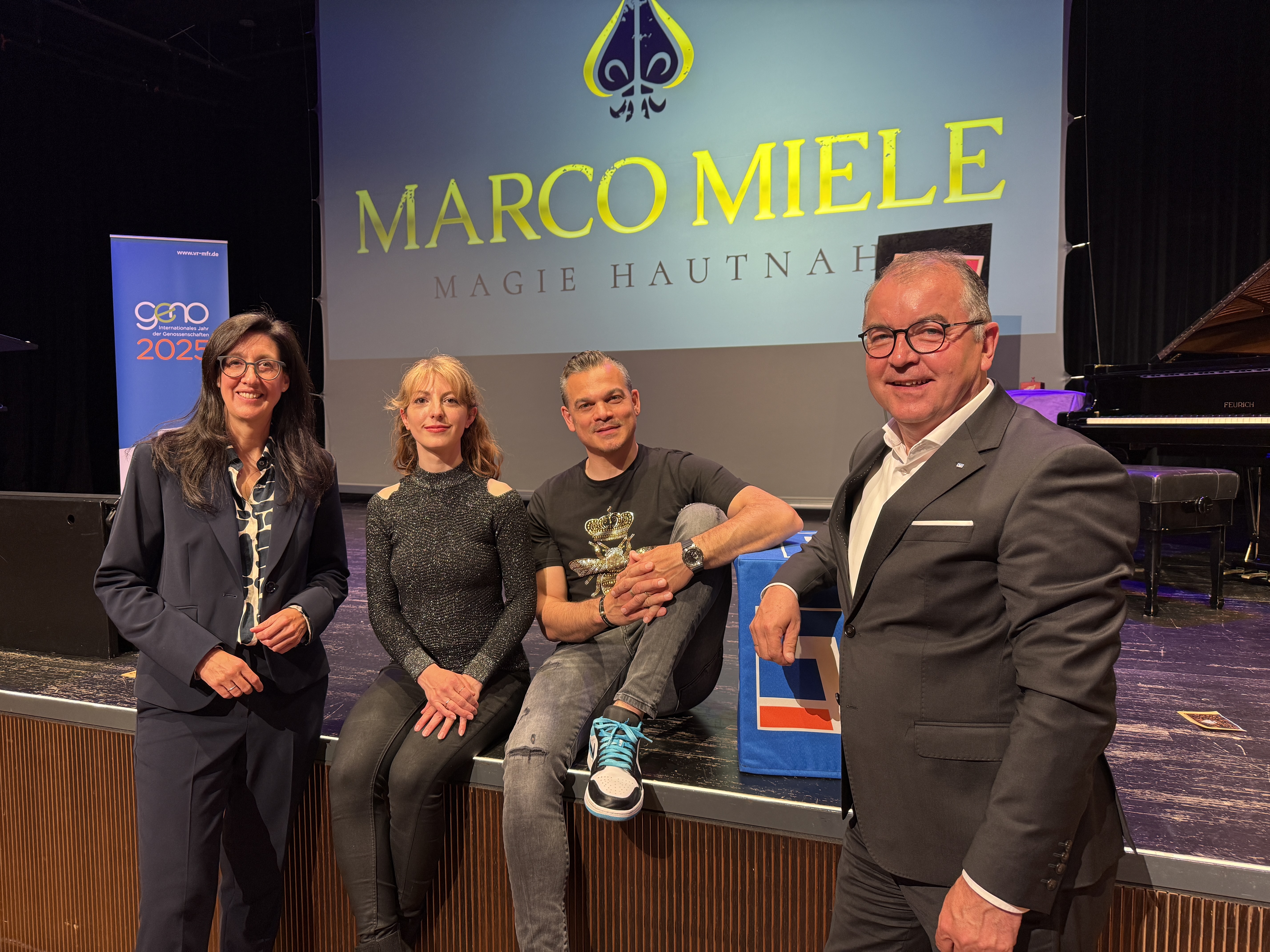 v.l.n.r. Dr. Bettina Schacht (Aufsichtsratsvorsitzende), Julie, Marco Miele und Erwin Einzinger (stv. Vorstandsvorsitzender) Foto: VR-Bank v.l.n.r. Dr. Bettina Schacht (Aufsichtsratsvorsitzende), Julie, Marco Miele und Erwin Einzinger (stv. Vorstandsvorsitzender) Foto: VR-Bank
