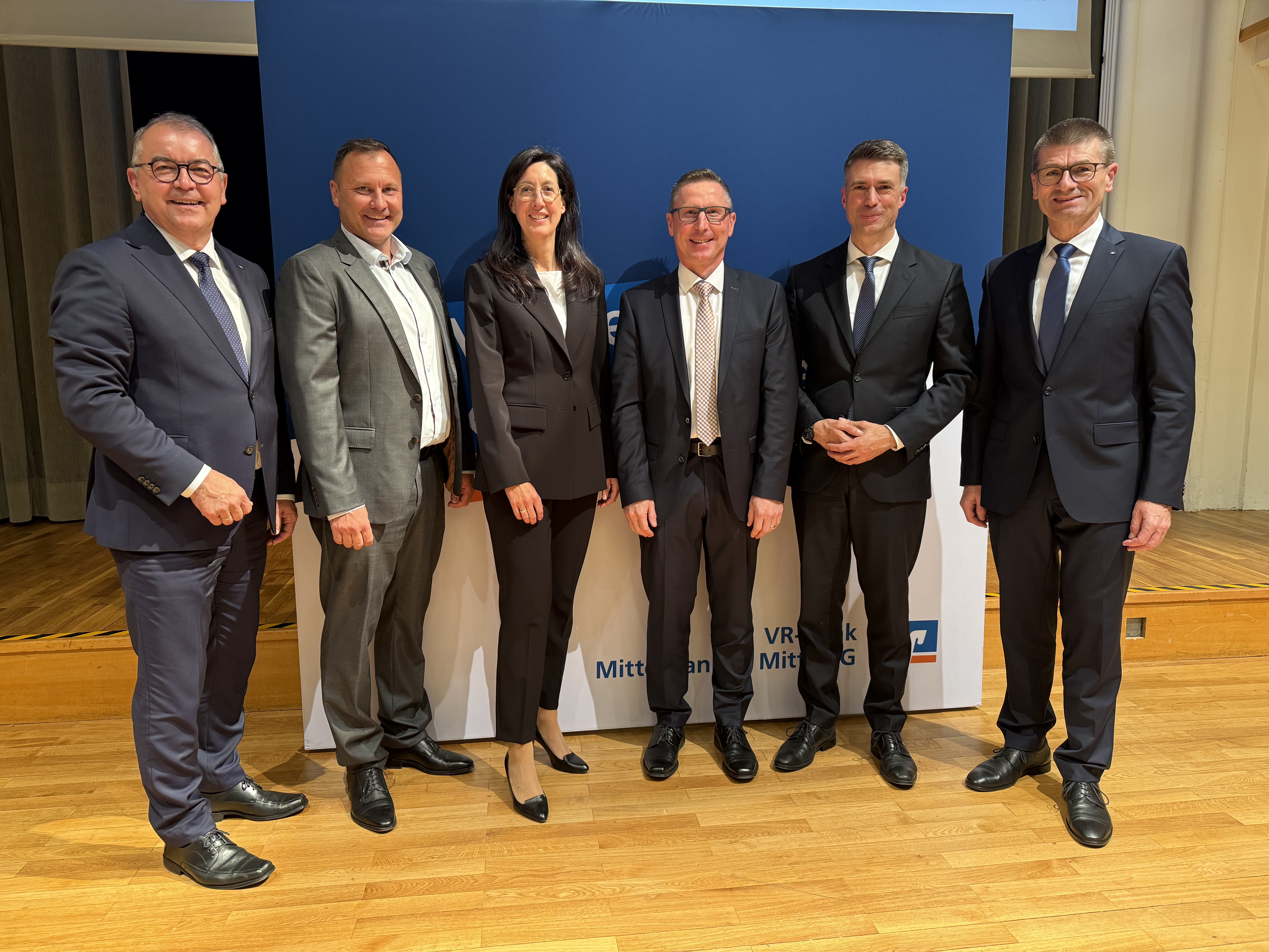 v.l.n.r. Erwin Einzinger (stv. Vorsitzender des Vorstands), Marc Pröchel (stv. Aufsichtsratsvorsitzender), Dr. Bettina Schacht (Aufsichtsratsvorsitzende), Richard Oppelt (Vorstand), Stefan Müller (Verbandspräsident und Vorstandsvorsitzender GVB) und Dr. Gerhard Walther (Vorsitzender des Vorstands) v.l.n.r. Erwin Einzinger (stv. Vorsitzender des Vorstands), Marc Pröchel (stv. Aufsichtsratsvorsitzender), Dr. Bettina Schacht (Aufsichtsratsvorsitzende), Richard Oppelt (Vorstand), Stefan Müller (Verbandspräsident und Vorstandsvorsitzender GVB) und Dr. Gerhard Walther (Vorsitzender des Vorstands)