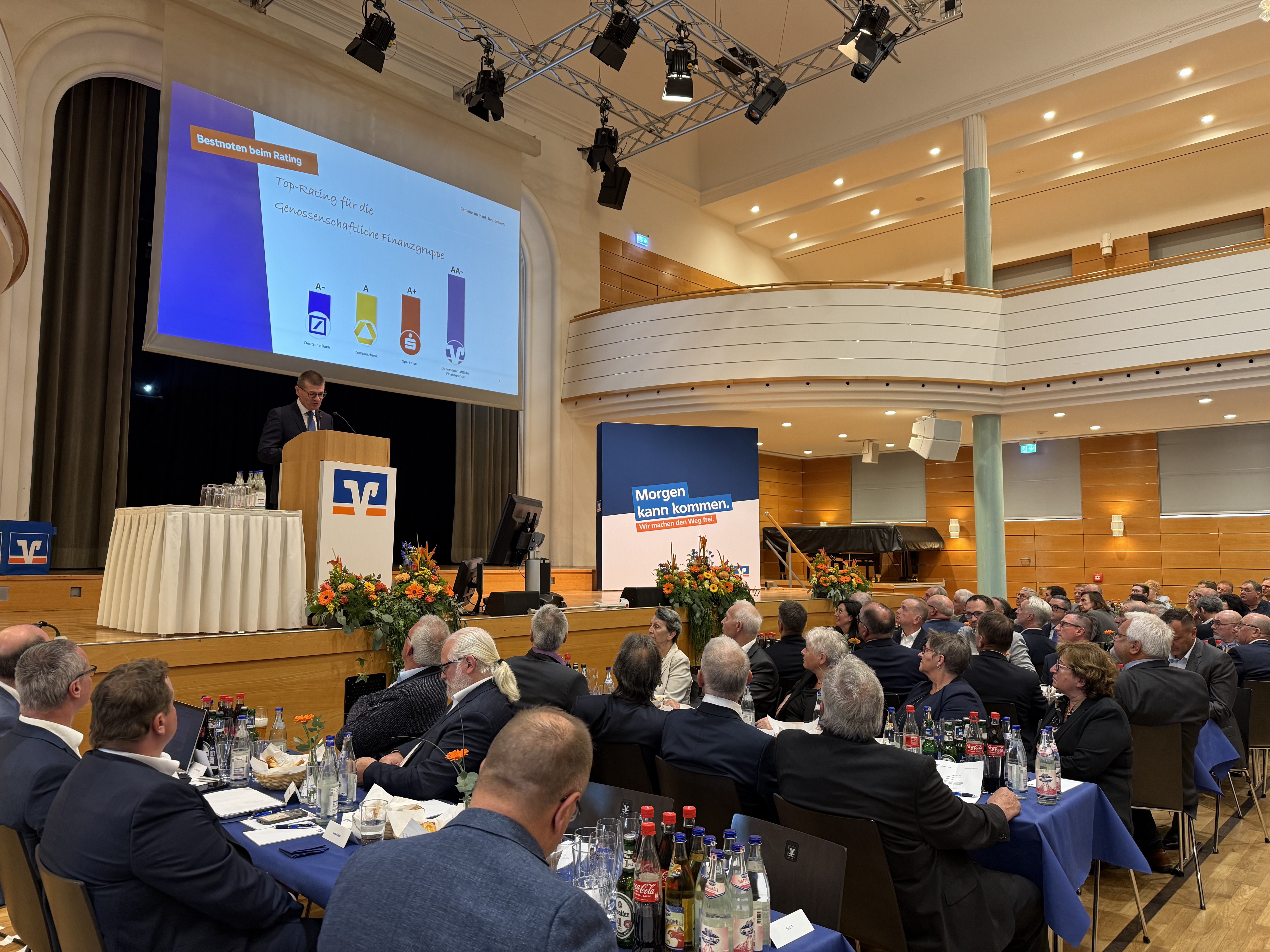 Foto in den Saal mit Gästen mit Blick auf die Bühne Foto in den Saal mit Gästen mit Blick auf die Bühne